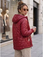 Kurtka damska przejściowa pikowana z kapturem bordowa model 22358085 - FashionStreet Kurtka damska przejściowa pikowana z kapturem bordowa model 22358085 - FashionStreet
