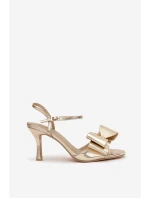 Sandály na podpatku s mašlí zlaté model 21709782 - Boto Sandály na podpatku s mašlí zlaté model 21709782 - Boto