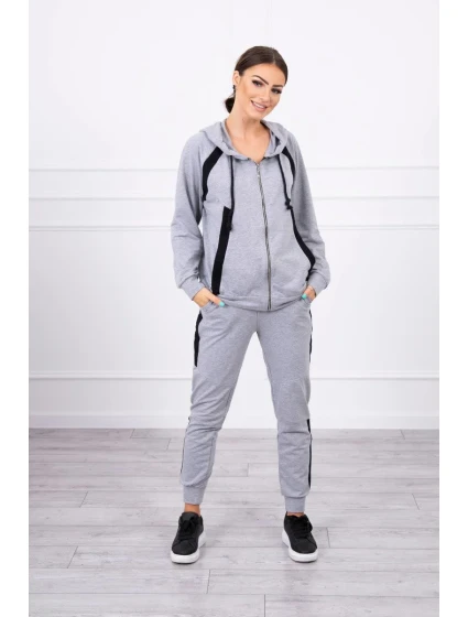 Šedá pruhovaná sportovní souprava Šedá pruhovaná sportovní souprava