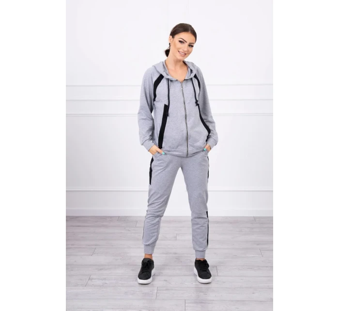 Šedá pruhovaná sportovní souprava Šedá pruhovaná sportovní souprava