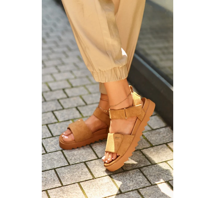 Dámské semišové sandály na platformě Big Star model 21655477 Hnědé - Big Star Shoes