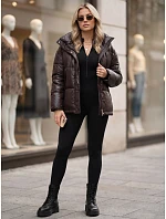 Kurtka damska zimowa pikowana z kapturem brązowa model 22383510 - FashionStreet Kurtka damska zimowa pikowana z kapturem brązowa model 22383510 - FashionStreet