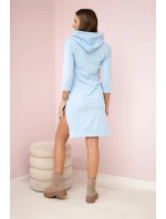 Šaty s delšími zády a barevným modrým potiskem