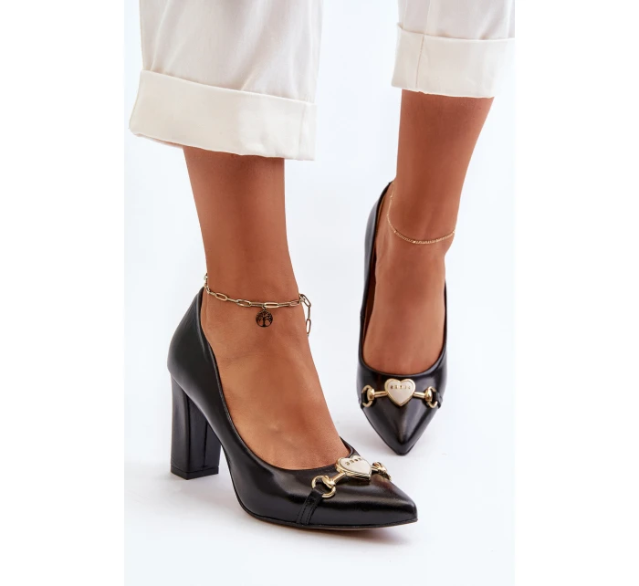 Černé kožené lodičky na podpatku se srdcem model 21652574 - Zazoo