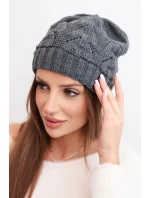 Dámská zimní pletená čepice s krajkovým vzorem model 21817781 grafitová - K-Fashion Dámská zimní pletená čepice s krajkovým vzorem model 21817781 grafitová - K-Fashion