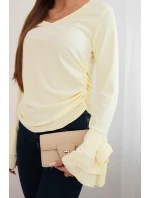 Ženská pruhovaná blůza s V výstřihem a volány na rukávech žlutá