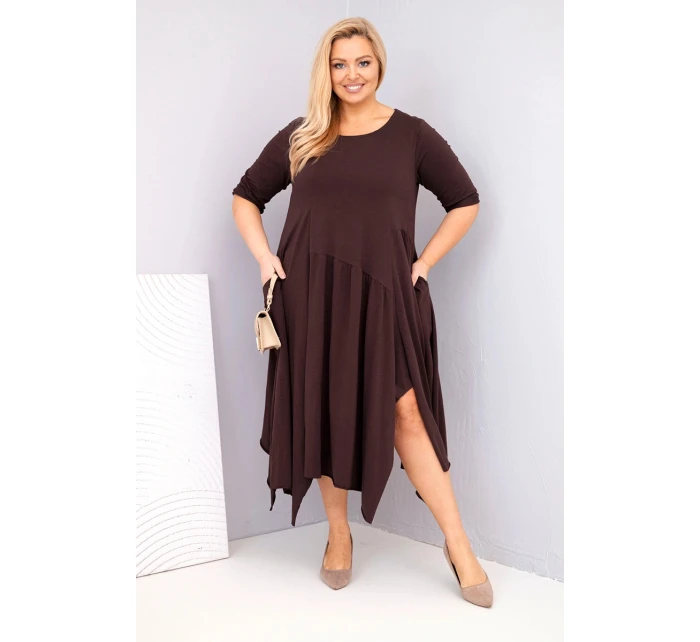 Dámská bavlněná model 21881287 Plus Size s asymetrickým lemem hnědá - K-Fashion