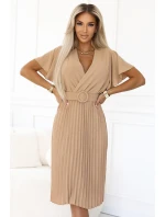 Plisované midi šaty s obálkovým výstřihem a širokým páskem model 21210352 - numoco basic Plisované midi šaty s obálkovým výstřihem a širokým páskem model 21210352 - numoco basic