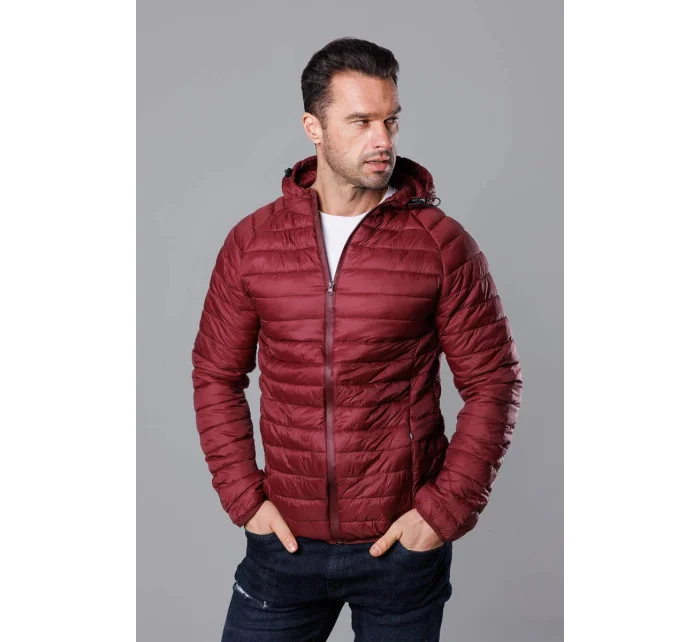 Pánská prošívaná bunda ve vínové bordó barvě s kapucí model 18345044 - J.STYLE Pánská prošívaná bunda ve vínové bordó barvě s kapucí model 18345044 - J.STYLE