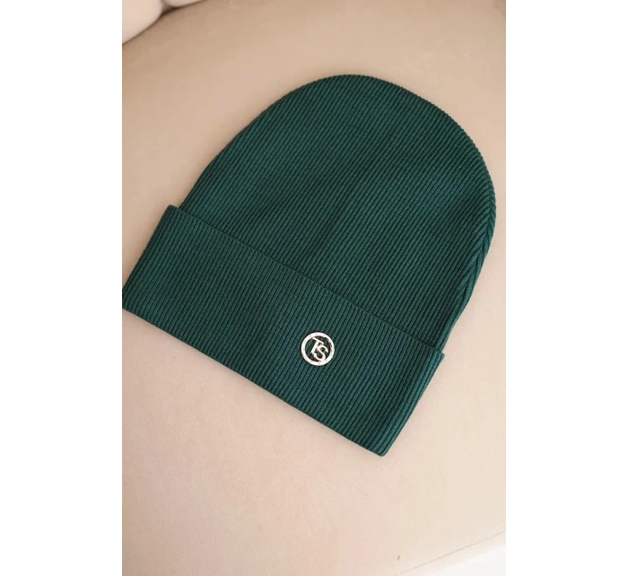 Dámská čepice pruhovaná z modalu a viskózy s ozdobným knoflíkem tmavě zelená Dámská čepice pruhovaná z modalu a viskózy s ozdobným knoflíkem tmavě zelená