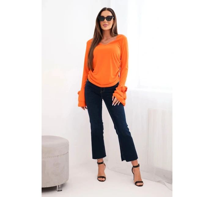 Dámská pruhovaná blůza s V výstřihem a volánky na rukávech oranžová