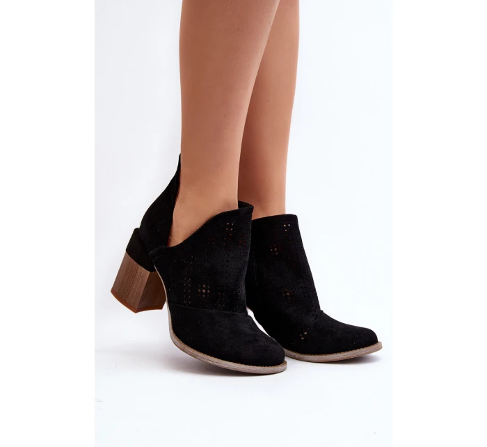 Dámské černé kozačky s výšivkou na podpatku model 21647675 - Boto Dámské černé kozačky s výšivkou na podpatku model 21647675 - Boto