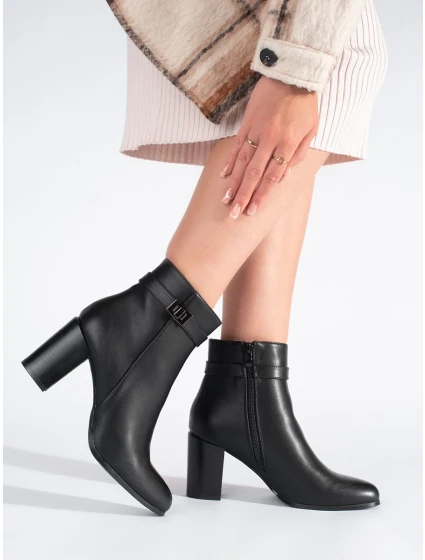 Designové dámské kotníčkové boty černé na širokém podpatku Designové dámské kotníčkové boty černé na širokém podpatku