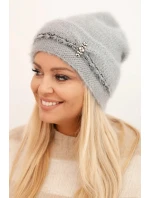Dámská zimní čepice model 21441678 s perlami a ozdobným vzorem šedá - K-Fashion Dámská zimní čepice model 21441678 s perlami a ozdobným vzorem šedá - K-Fashion