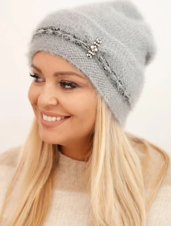Dámská zimní čepice model 21441678 s perlami a ozdobným vzorem šedá - K-Fashion