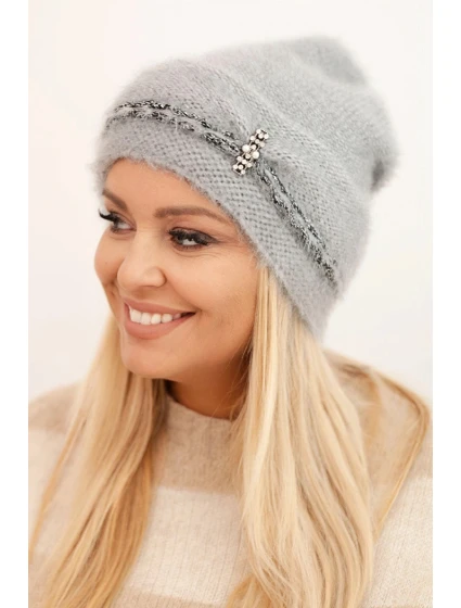 Dámská zimní čepice model 21441678 s perlami a ozdobným vzorem šedá - K-Fashion Dámská zimní čepice model 21441678 s perlami a ozdobným vzorem šedá - K-Fashion