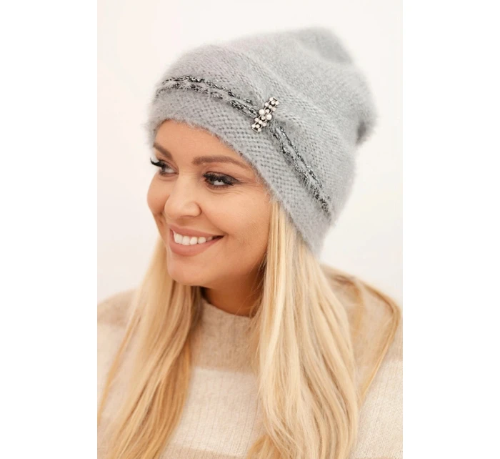 Dámská zimní čepice model 21441678 s perlami a ozdobným vzorem šedá - K-Fashion Dámská zimní čepice model 21441678 s perlami a ozdobným vzorem šedá - K-Fashion