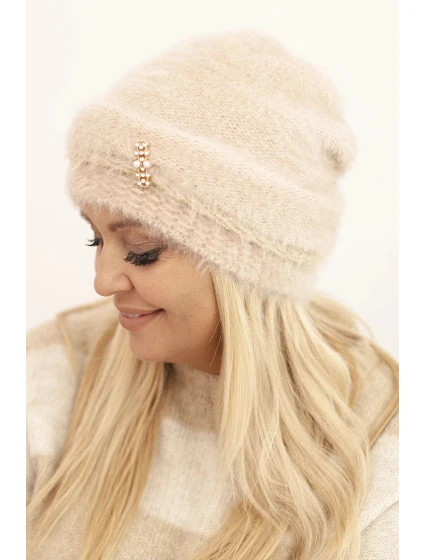 Dámská zimní čepice huňatá s perlami a ozdobným vzorem béžová
