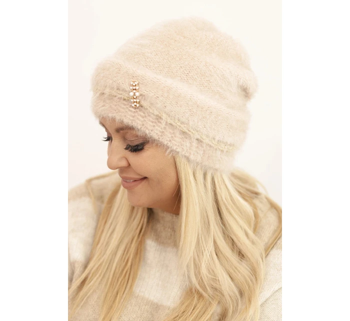 Dámská zimní čepice huňatá s perlami a ozdobným vzorem béžová