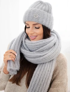 Dámský komplet čepice a dlouhého šály z měkké příze světle šedý