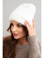 Dámská zimní čepice z huňaté příze a s elegantním knoflíkem bílá Dámská zimní čepice z huňaté příze a s elegantním knoflíkem bílá