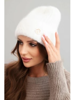 Dámská zimní čepice z huňaté příze a s elegantním knoflíkem bílá