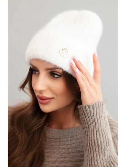 Dámská zimní čepice z huňaté příze a s elegantním knoflíkem bílá Dámská zimní čepice z huňaté příze a s elegantním knoflíkem bílá