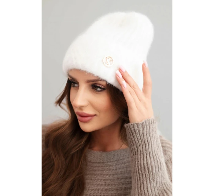Dámská zimní čepice z huňaté příze a s elegantním knoflíkem bílá Dámská zimní čepice z huňaté příze a s elegantním knoflíkem bílá