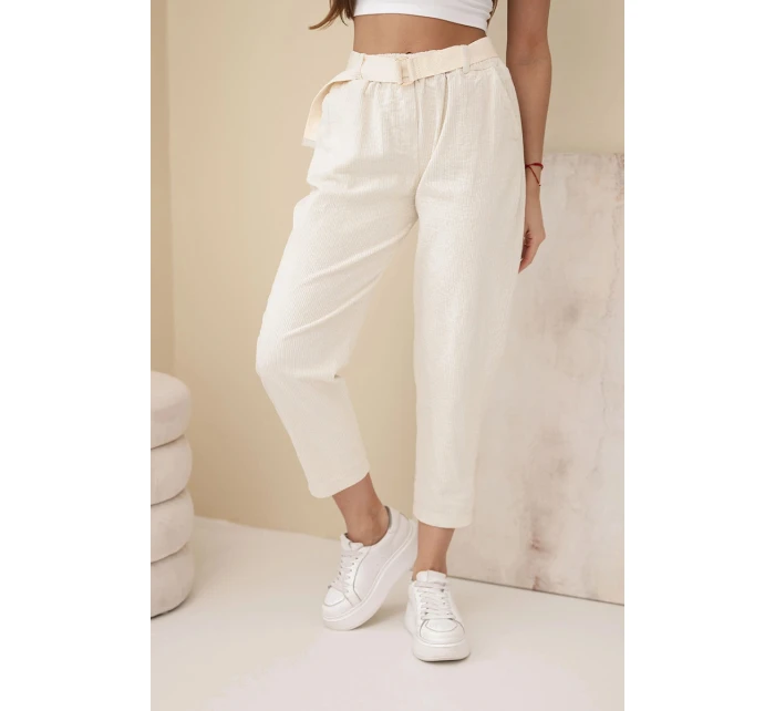 Dámské model 21961360 kalhoty s páskem světle béžové - K-Fashion
