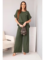 Dámský komplet z viskózy s ozdobným květem a širokými kalhotami tmavé khaki Dámský komplet z viskózy s ozdobným květem a širokými kalhotami tmavé khaki