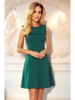 Trapézové zelené šaty s volánkovým výstřihem | model 21196761 - numoco Trapézové zelené šaty s volánkovým výstřihem | model 21196761 - numoco