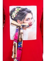 Halenka s grafickou a barevnou 3D mašlí červená Halenka s grafickou a barevnou 3D mašlí červená