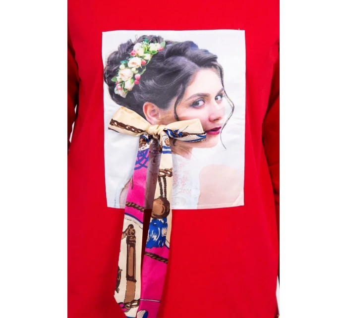 Halenka s grafickou a barevnou 3D mašlí červená Halenka s grafickou a barevnou 3D mašlí červená