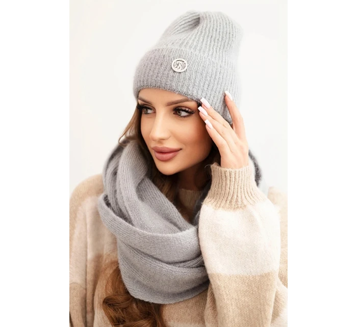 Dámská souprava s čepicí a šálou z měkké pleteniny šedá
