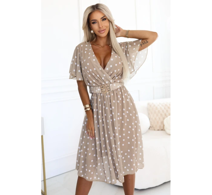 604-3 Smyslné bílé hrachové šaty s obálkovým výstřihem a ozdobným páskem - béžové