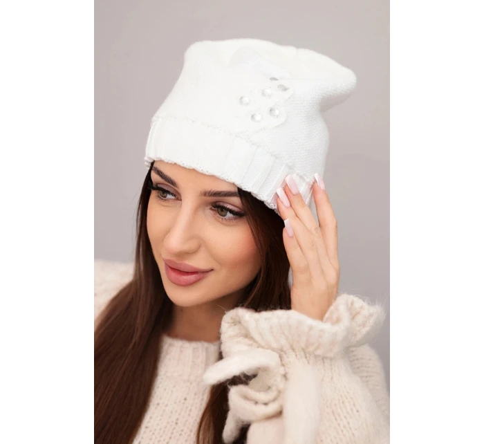 Dámská zimní čepice s ozdobným květinou a zirkony K400 bílá