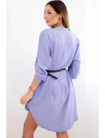 Šaty s delším zadním dílem a páskem světle fialová
