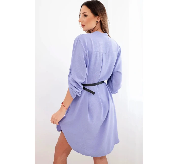 Šaty s delším zadním dílem a páskem světle fialová