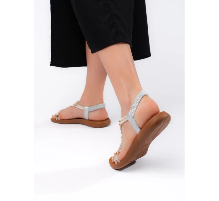 Praktické dámské stříbrné sandály na plochém podpatku Praktické dámské stříbrné sandály na plochém podpatku
