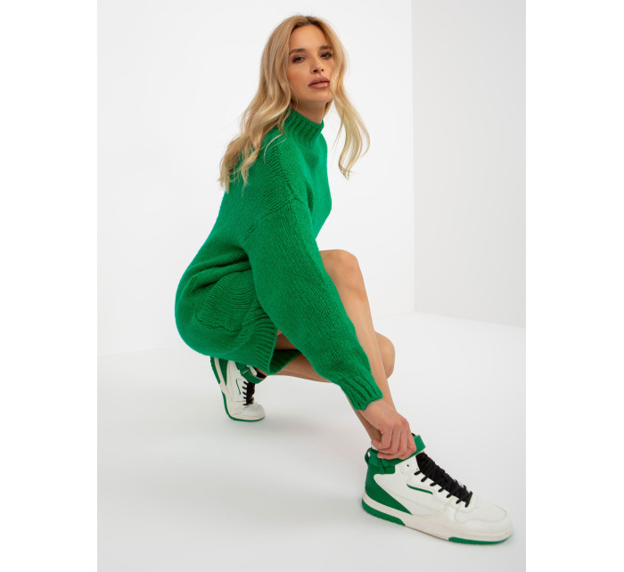 Zelené volné pletené rolákové šaty