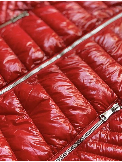 Červená prošívaná dámská bunda s kapucí model 16151098 - S'WEST