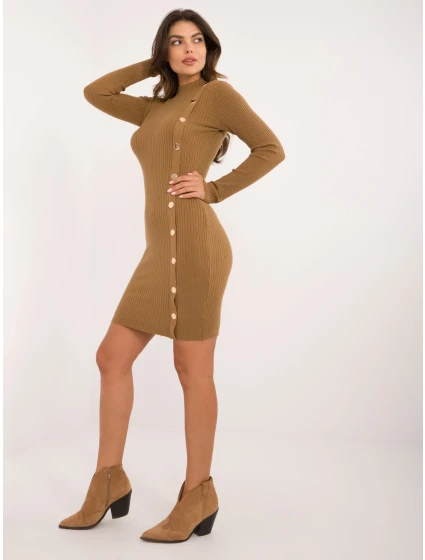 Šaty AT SK 2345 2.34 světle hnědé Šaty AT SK 2345 2.34 světle hnědé