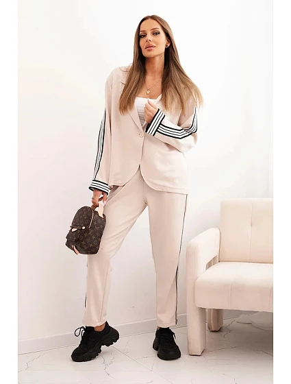 Dámská souprava s lampasem a sportovním béžová model 21251260 - K-Fashion Dámská souprava s lampasem a sportovním béžová model 21251260 - K-Fashion
