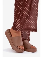 Dámské pantofle na platformě tmavě béžové model 21918985 - Boto Dámské pantofle na platformě tmavě béžové model 21918985 - Boto