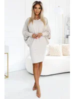 Béžové teplé dámské netopýří šaty s výstřihem model 20614722 - numoco Béžové teplé dámské netopýří šaty s výstřihem model 20614722 - numoco