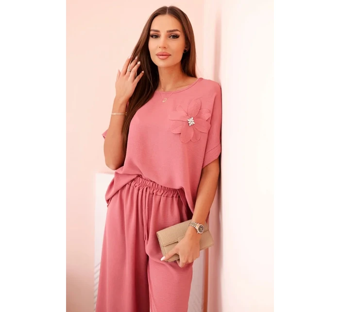 Dámský komplet z viskózy s ozdobným květem a širokými kalhotami - tmavě růžový