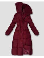 Dlouhá dámská zimní bunda ve vínové bordó barvě s páskem model 21483416 - J.STYLE Dlouhá dámská zimní bunda ve vínové bordó barvě s páskem model 21483416 - J.STYLE