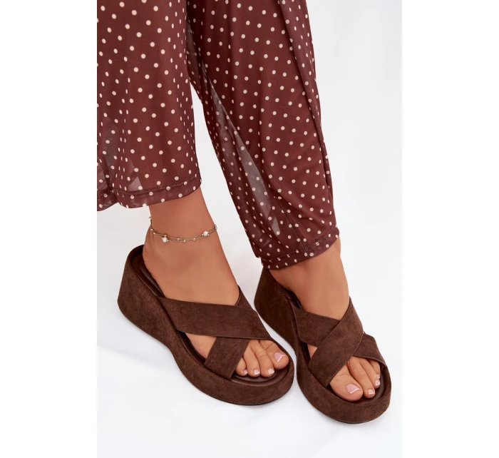 Dámské pantofle na platformě z eko semiše čokoládové model 21919328 - Boto