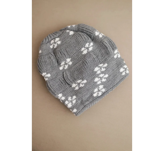 Dámská zimní pletená čepice se vzorem sněhových vloček K463 šedá Dámská zimní pletená čepice se vzorem sněhových vloček K463 šedá