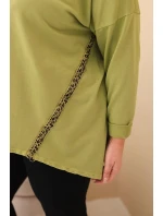 Dámská blůza Plus Size bavlněná s ohrnutým rukávem a model 21837248 v leopardím vzoru olivová - K-Fashion